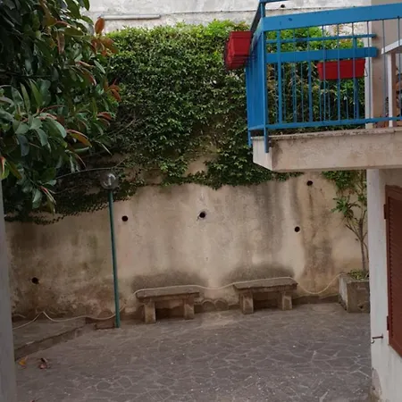 Tra Mare E Collina C'e Belmare