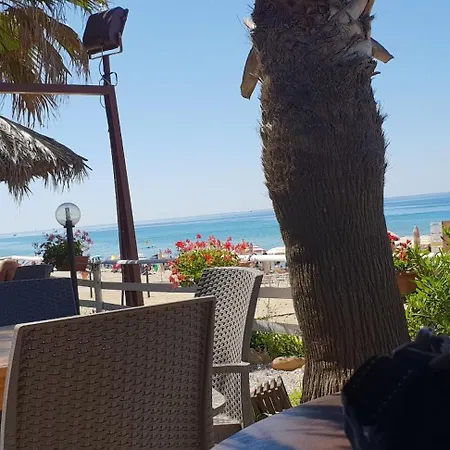 Tra Mare E Collina C'e Belmare アパート モンテコーリチェ